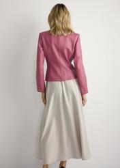 Różowa skórzana marynarka damska KURDS-0599-5D(W26) - widok produktu z tyłu, na modelce, na jasnym tle. Widoczna cała sylwetka. 