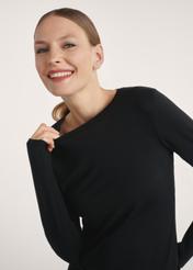 Czarna bluzka damska LSLDT-0055-99(Z25), produkt widoczny przodem na modelce, zbliżenie na detal.
