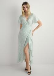 Długa sukienka w kwiaty SUKDT-0233-8P(W26), widok produktu z przodu na modelce. Widoczna cała sylwetka.