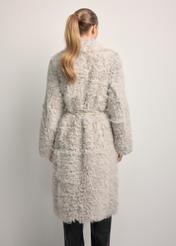 Kremowy dwustronny kożuch damski KOZDS-0091-1394(Z25), widok produktu z tyłu na modelce. Widoczna połowa sylwetki.