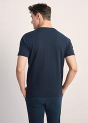 Granatowy bawełniany T-shirt męski TSHMT-0120-69(Z25), widok produktu od tyłu na modelu, widoczna połowa sylwetki.