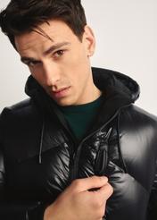 Czarna kurtka męska z naturalnym ociepleniem KURMT-0393-99(Z25) - widok produktu na modelu, na  białym tle. Zbliżenie na detal.