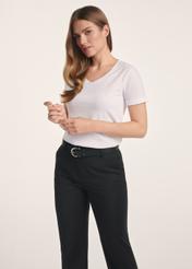Biały T-shirt damski w serek TSHDT-0118A-11(Z25), widok produktu z przodu na modelce. Widoczna połowa sylwetki.