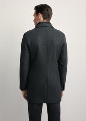 Szary płaszcz męski z wełną PLAMT-0008-91(Z25), widok produktu z tyłu na modelu. Widoczna połowa sylwetki.