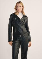 Skórzana kurtka damska w kolorze czarnym KURDS-0184-99(KS), widok produktu z przodu na modelce. Widoczna połowa sylwetki.