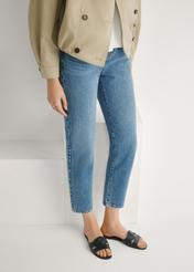 Czarne klapki damskie z plecionką BUTYD-0903C-99(W26), widok produktu z przodu na stopach modelki.