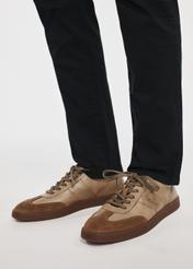 Skórzane męskie buty sportowe BUTYM-0487-1B(W26), widok produktu na stopach modela, na jasnym tle.