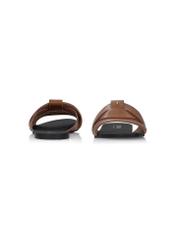 Camelowe klapki damskie z plecionką BUTYD-0903C-1D(W26), widok produktu z przodu i tyłu na białym tle.