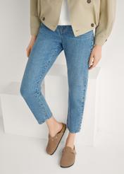 Zamszowe klapki damskie w kolorze camelowym BUTYD-1267-1D(W26), widok produktu z przodu na stopach modelki.