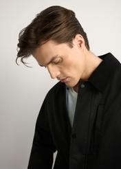 Czarna przejściowa kurtka męska KURMT-0419-99(W26) - zbliżenie na detal, na jasnym tle.