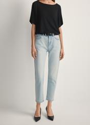 Jasnoniebieskie spodnie jeansowe damskie JEADT-0011-7A(W26), widok produktu z przodu na modelce. Widoczna połowa sylwetki.