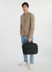 Czarna torba męska na laptopa TORMN-0343-99(W25), widok produktu z przodu na modelu. Widoczna cała sylwetka.
