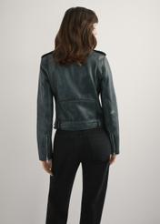 Skórzana kurtka damska w kolorze szarym KURDS-0371-9D(W26), widok produktu z tyłu na modelce. Widoczna połowa sylwetki.