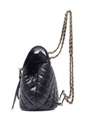 Czarny pikowany plecak damski TOREC-1115-99(W26) - widok produktu z boku, na białym tle.  