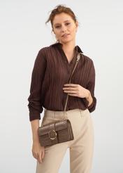 Beżowa mała skórzana torebka croco TORES-1117-81(W25) - widok na modelce na białym tle. Widoczna połowa sylwetki. 