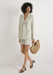 Półokrągła beżowa pleciona torebka TOREC-0940-1E(W26) - widok produktu z przodu, na białym tle. Widoczna cała sylwetka. 