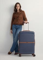 Walizka duża na kółkach WALAB-0084-7D-28(W26), widok produktu z przodu obok sylwetki modelki.