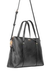Czarna elegancka torba damska TOREC-1017-99(W25)-widok po skosie na białym tle. 