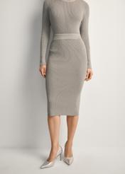 Srebrna prążkowana spódnica damska SPCDT-0113-91(Z25), widok produktu z przodu na modelce. Widoczna połowa sylwetki.