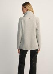 Szary sweter damski z domieszką wełny SWEDT-0252-91(Z25), widok produktu z tyłu na modelce. Widoczna połowa sylwetki.