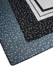 Czarna apaszka damska z logo SZADT-0192-9P(W26), zbliżenie na detal produktu na białym tle.