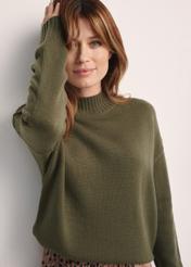 Klasyczny sweter damski khaki SWEDT-0186A-55(Z25), produkt widoczny z przodu na modelce, zbliżenie na popiersie modelki.