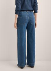 Damskie jeansy wide leg w kolorze ciemnogranatowym JEADT-0019-7D(Z26), widok produktu z tyłu na modelce. Widoczna połowa sylwetki.