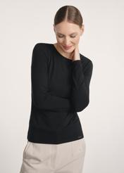 Czarna bluzka damska LSLDT-0055-99(Z25), produkt widoczny przodem na modelce, widoczne pół sylwetki.