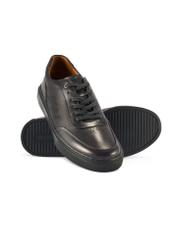 Skórzane sneakersy męskie w kolorze granatowym BUTYM-0484-7E(W26) - widok produktu lekko po skosie, na białym tle. 