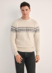 Beżowy sweter męski SWEMT-0177-80(Z25) - widok produktu z przodu na modelu na białym tle. Widoczna sylwetka do kolan. 