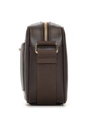 Brązowa torebka damska z monogramem TOREC-1290-1I(Z26), widok produktu od boku na białym tle.