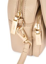 Beżowa skórzana torebka listonoszka damska TORES-0958E-1B(W26) - zbliżenie na detal, na białym tle.