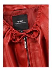 Skórzana kurtka damska w kolorze czerwonym KURDS-0588-4B(W26), zbliżenie na detal produktu na białym tle.