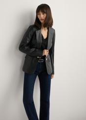 Czarna skórzana marynarka damska KURDS-0445-99(W26), widok produktu z przodu na modelce. Widoczna połowa sylwetki.