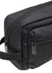 Czarna duża kosmetyczka męska TORMN-0367-99(Z25), zbliżenie na detal produktu na białym tle.