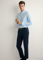 Jasnoniebieska bawełniana koszula męska KOSMT-0326-7A(W26), widok produktu z przodu na modelu. Widoczna cała sylwetka.