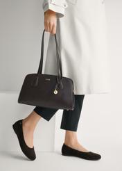 Zamszowe baleriny damskie w kolorze brązowym BUTYD-1247-1I(W26), widok produktu z boku na stopach modelki.