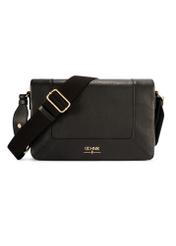 Czarna skórzana torebka listonoszka TORES-1266-9I(W26) - widok produktu z przodu, na białym tle.