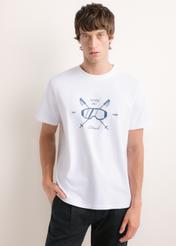 Biały T-shirt męski z nadrukiem TSHMT-0160-0A(Z26), widok produktu z przodu na modelu. Widoczna połowa sylwetki.