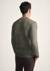 Sweter męski khaki SWEMT-0170-55(Z25), widok produktu z tyłu na modelu. Widoczna połowa sylwetki.