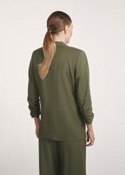 Marynarka damska w kolorze khaki ZAKDT-0043-55(Z25), widok produktu z tyłu na modelce. Widoczna połowa sylwetki.
