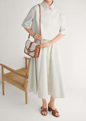 Zamszowe klapki damskie na słupku BUTYD-1228-1D(W26), widok produktu z przodu na stopach modelki, na jasnym tle.