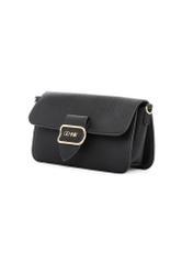 Czarna torebka listonoszka damska TOREC-1120-99(W26) - widok produktu po skosie, na białym tle. 