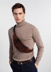 Skórzana brązowa nerka męska TORMS-0107-1H(W26), widok produktu na sylwetce modela, na jasnym tle.