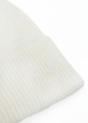 Biała czapka damska CZADT-0206-11(Z25) - zbliżenie na detal na białym tle.