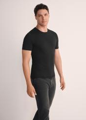Zestaw T-shirtów męskich basic ZESMT-0040-00(KS),widok produktu z przodu na modelu na białym tle. Widoczna połowa sylwetki.

