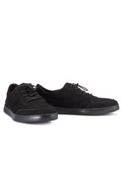 Czarne skórzane buty męskie BUTYM-0529-99(W26), widok produktu skosem na białym tle.