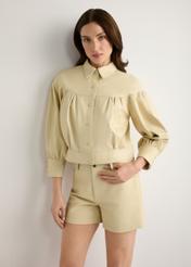 Skórzane jasnożółte szorty damskie SPODS-0035-2A(W26), widok produktu od przodu na modelce, widoczna połowa sylwetki.-02