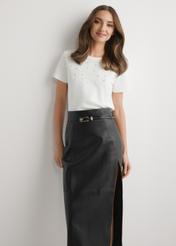 Kremowy T-shirt damski z perełkami TSHDT-0158-0B(W26), widok produktu z przodu na modelce. Widoczna połowa sylwetki.