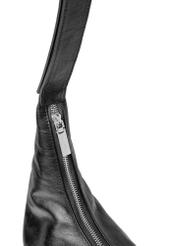 Czarna duża skórzana torebka damska TORES-1225-99(W26) - zbliżenie na detal, na białym tle.